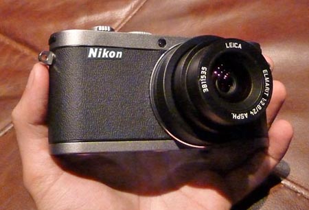 Цифровая компактная фотокамера Nikon c датчиком APS-C